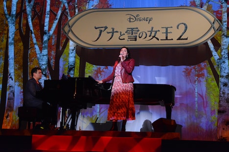 「アナと雪の女王2」の楽曲を生披露するロバート・ロペス＆クリステン・アンダーソン＝ロペス夫妻。