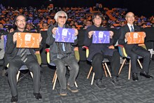 「男はつらいよ お帰り 寅さん」先行上映会にて、左から秋本治、山田洋次、高橋陽一、葛飾区長の青木克徳。