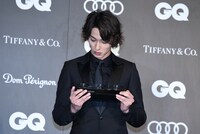 トロフィーを眺める横浜流星。