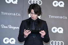 トロフィーを眺める横浜流星。