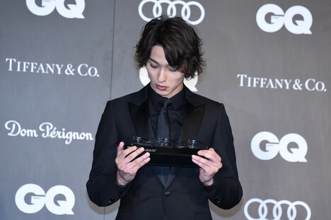 トロフィーを眺める横浜流星。