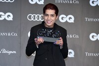 「いただいちゃいまーす！」とトロフィーを受け取ったkemio。