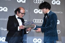 トロフィーを受け取る賀来賢人（右）。