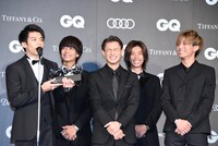 岸優太（左端）の斜め方向へのお辞儀を見て、思わず笑うKing & Princeメンバー。