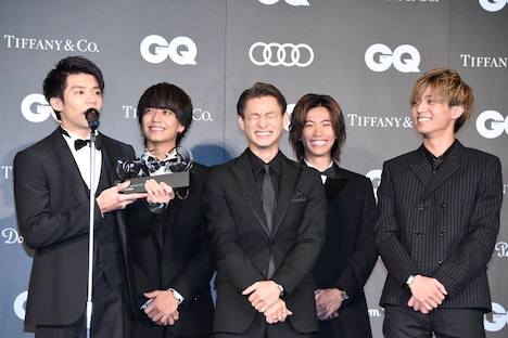 岸優太(左端)の斜め方向へのお辞儀を見て、思わず笑うKing & Princeメンバー。