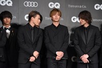 こっそり雑談をする平野紫耀（左から2人目）と横浜流星（右端）。