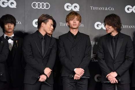 こっそり雑談をする平野紫耀(左から2人目)と横浜流星(右端)。