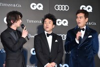 ムロツヨシ（中央）を挟んで会話をする横浜流星（左）と石原良純（右）。