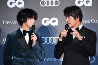 賀来賢人（左）にアドバイスをする草刈正雄（右）。