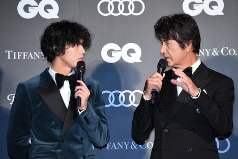 賀来賢人(左)にアドバイスをする草刈正雄(右)。