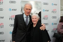 左からクリント・イーストウッド、ボビ・ジュエル。