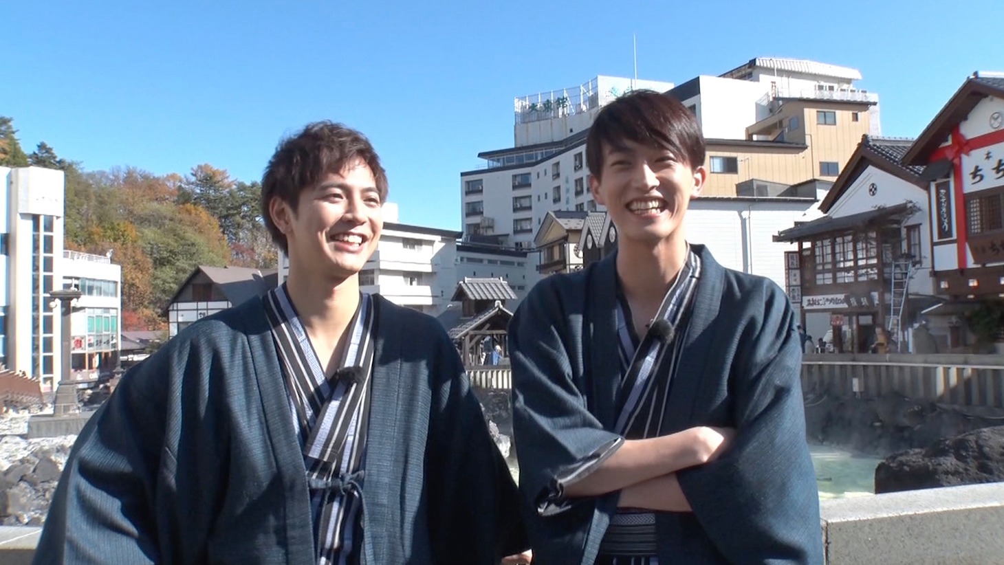 温泉ロケを行う杉野遥亮（右）と片寄涼太（左）。