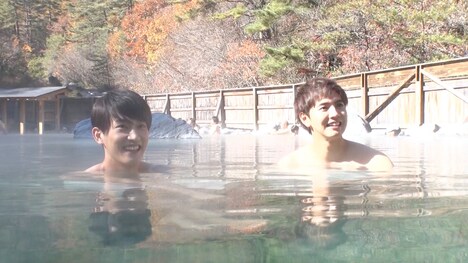 露天風呂に浸かる杉野遥亮（左）と片寄涼太（右）。