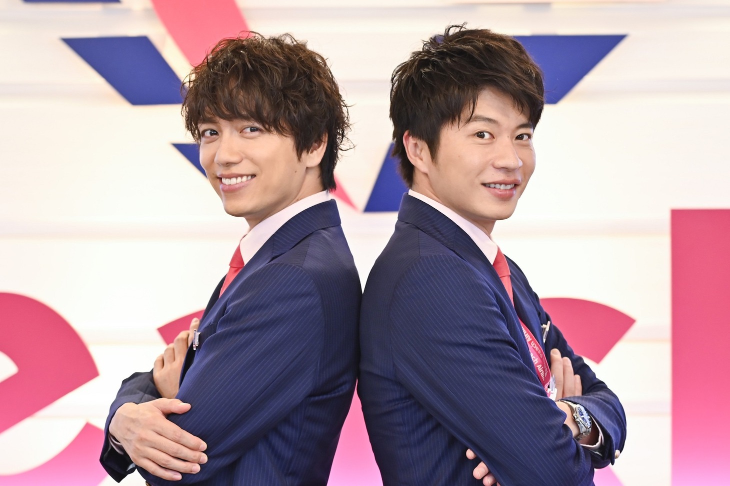 左から山崎育三郎演じる獅子丸怜二、田中圭演じる春田創一。