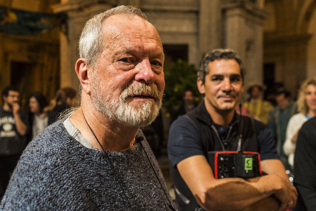 「テリー・ギリアムのドン・キホーテ」メイキング写真より、テリー・ギリアム（左）。