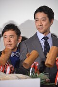 左から岡村隆史、堤真一。