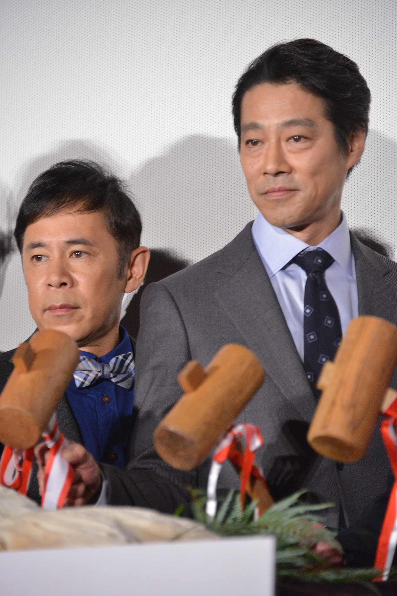 左から岡村隆史、堤真一。