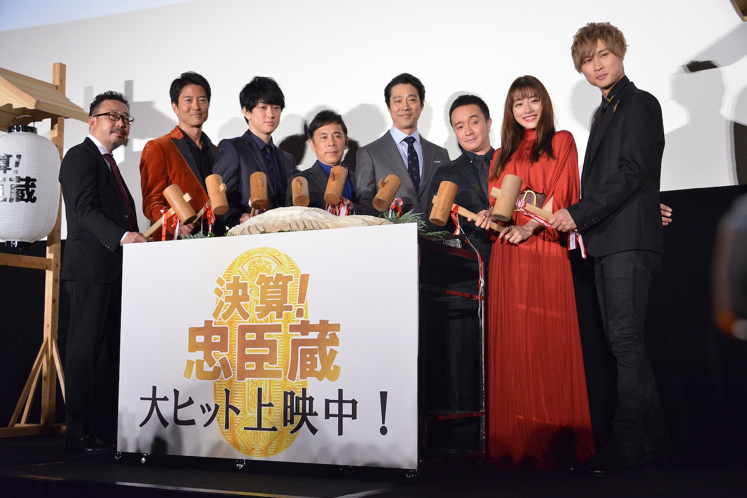 左から中村義洋、寺脇康文、横山裕、岡村隆史、堤真一、濱田岳、石原さとみ、橋本良亮。