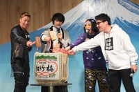 鏡開きをする登壇者たち。