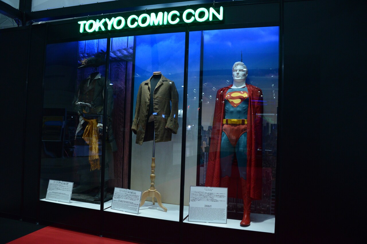 左から「パイレーツ・オブ・カリビアン／呪われた海賊たち」のヘクター・バルボッサの衣装、「パイレーツ・オブ・カリビアン／呪われた海賊たち」のウィル・ターナーのフロックコート、「スーパーマン3」のスーパーマンスーツ。