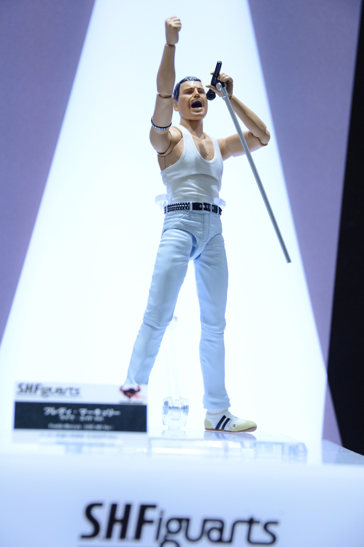 「S.H.Figuarts」シリーズより、「ボヘミアン・ラプソディ」フレディ・マーキュリーのフィギュア。