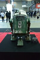 「ハン・ソロ／スター・ウォーズ・ストーリー」「スター・ウォーズ／最後のジェダイ」のライトアップリモートコントロールR2-X2ドロイドM。