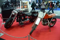 「ターミネーター2」より、アーノルド・シュワルツェネッガーが運転したハーレーダビッドソン ファットボーイ（左）と、エドワード・ファーロングが運転したホンダXR100R（右）。