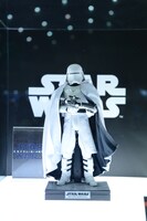 「ムービー・マスターピース」シリーズより、「スター・ウォーズ／スカイウォーカーの夜明け」ファースト・オーダー スノートルーパーのフィギュア。