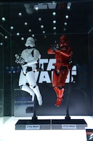 「ムービー・マスターピース」シリーズより、「スター・ウォーズ／スカイウォーカーの夜明け」ファースト・オーダー ジェット・トルーパー（左）とシス・ジェット・トルーパー（右）のフィギュア。