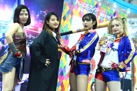 ワーナー・ブラザース・ジャパンブースより、コスプレしたスタッフたち。