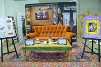 ワーナー・ブラザース・ジャパンブースより、ドラマ「フレンズ」フォトスポットの様子。