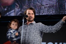 子供と共に登壇したダニエル・ローガン。