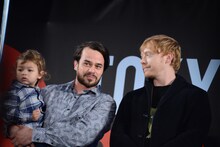 左から、子供と共に登壇したダニエル・ローガン、ルパート・グリント