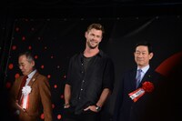 クリス・ヘムズワース（中央）