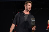 ムジョルニアを手にしたクリス・ヘムズワース。