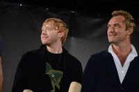 左からルパート・グリント、ジュード・ロウ。