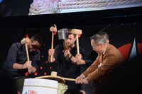 鏡開きの様子。