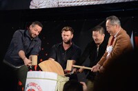 鏡開きの様子。