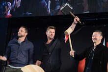 ムジョルニアで鏡開きを行ったクリス・ヘムズワース（中央）。