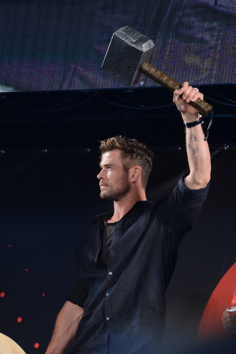 ムジョルニアを手にしたクリス・ヘムズワース。