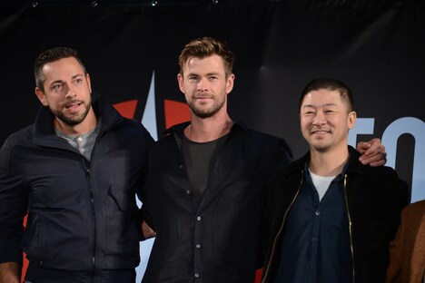 左からザッカリー・リーヴァイ、クリス・ヘムズワース、浅野忠信。