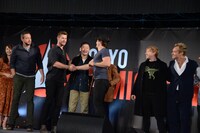 クリス・ヘムズワース（左から3番目）と握手するイアン・サマーホルダー（右から3番目）。