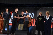 クリス・ヘムズワース（左から3番目）と握手するイアン・サマーホルダー（右から3番目）。