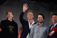 ファンに手をふるジュード・ロウ（中央）。