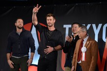 ピースするクリス・ヘムズワース（左から2番目）。