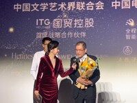 第28回金鶏百花映画祭の授賞式に出席した平山秀幸（右）。