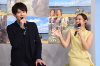 杉野遥亮(左）を緊張させる白本彩奈（右）。