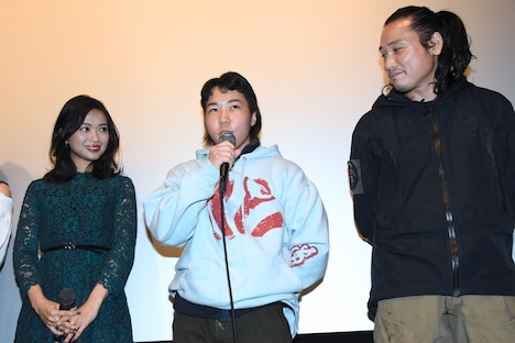 左から北原里英、住川龍珠、坂口拓。