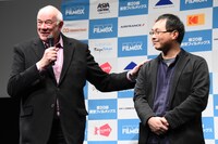 左からトニー・レインズ、深田晃司。