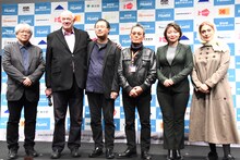 第20回東京フィルメックス開会式の様子。左から市山尚三、トニー・レインズ、深田晃司、操上和美、サマル・イェスリャーモワ、ベーナズ・ジャファリ。
